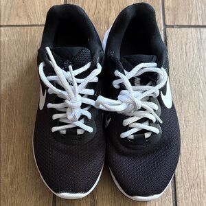 Nike Dual-Tone Black and White Running Shoes